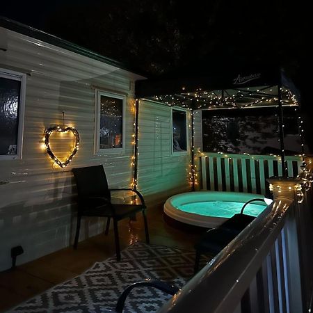 Tattershall Lakes Hot Tub Lodge Breaks Екстериор снимка