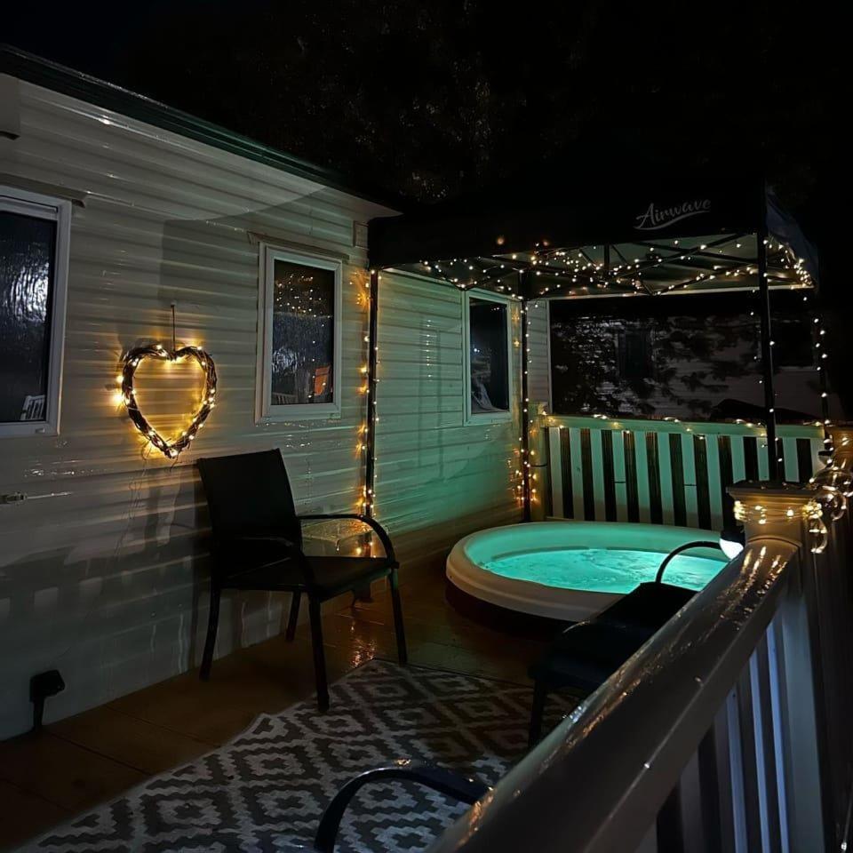 Tattershall Lakes Hot Tub Lodge Breaks Екстериор снимка